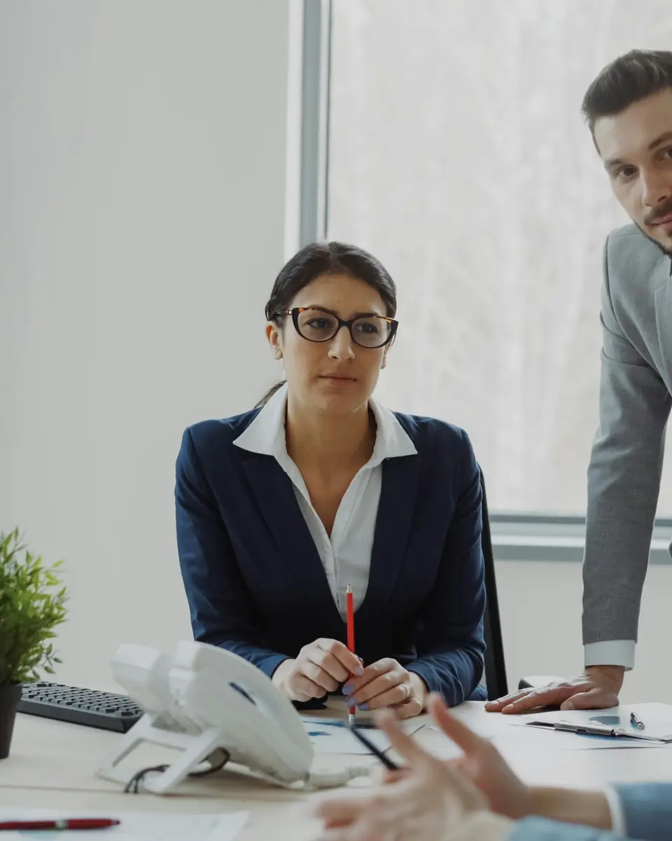 Consulente che parla con i clienti in un ufficio moderno