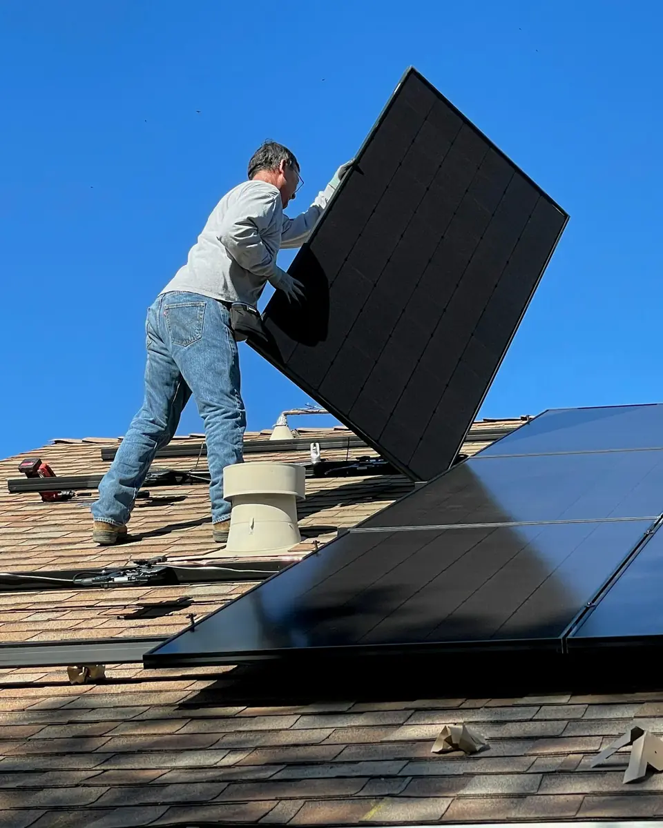 Installatore che posa un pannello solare su un tetto