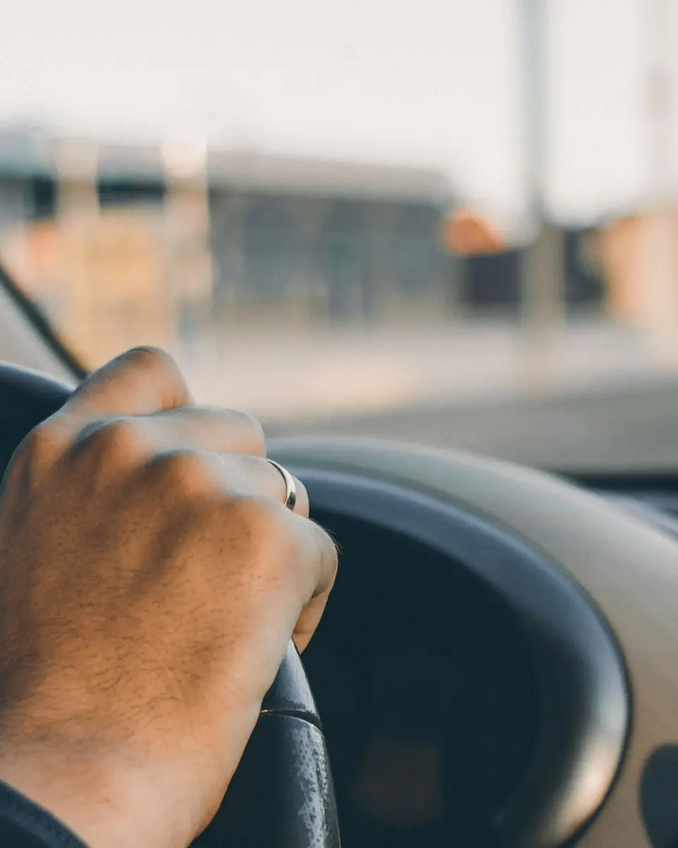 Autista alla guida di un’auto