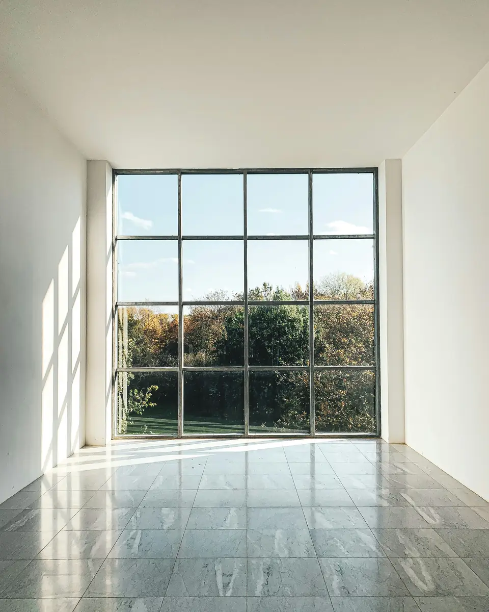 Grande finestra con infissi a telaio sottile in una stanza luminosa